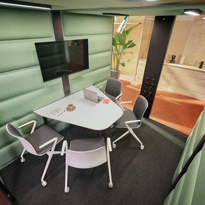 HushFree interieur met vergadertafel