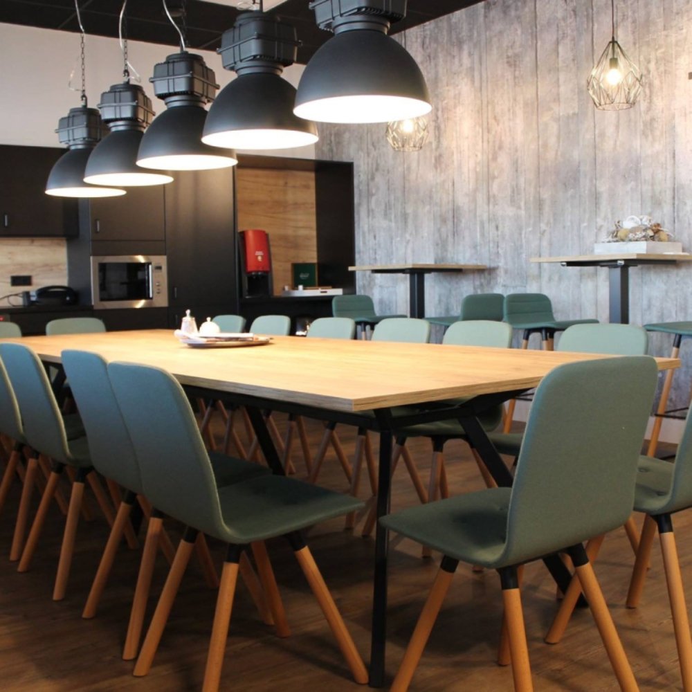 gestoffeerde stoelen met houten poten