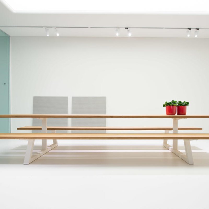 Houten tafel met baken buzzibreeze