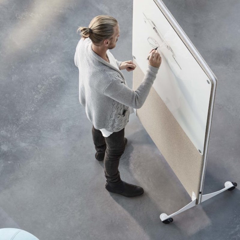 Glazen whiteboard op wielen
