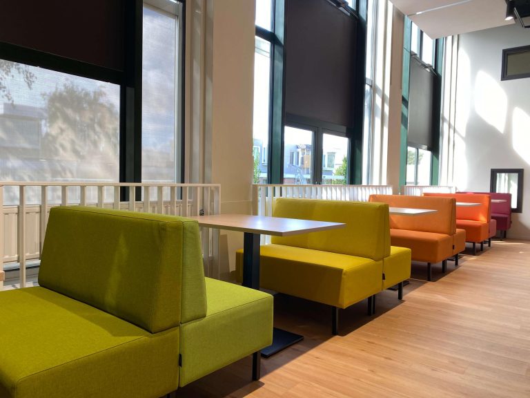 Treinbanken in schoolkantine
