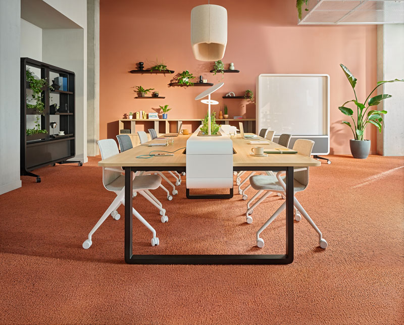 Creatieve werkplek met bureautafel en bureaustoelen.