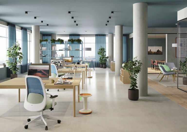 Moderne kantoorinrichting met blauwe bureaustoelen en wiebelkrukken.