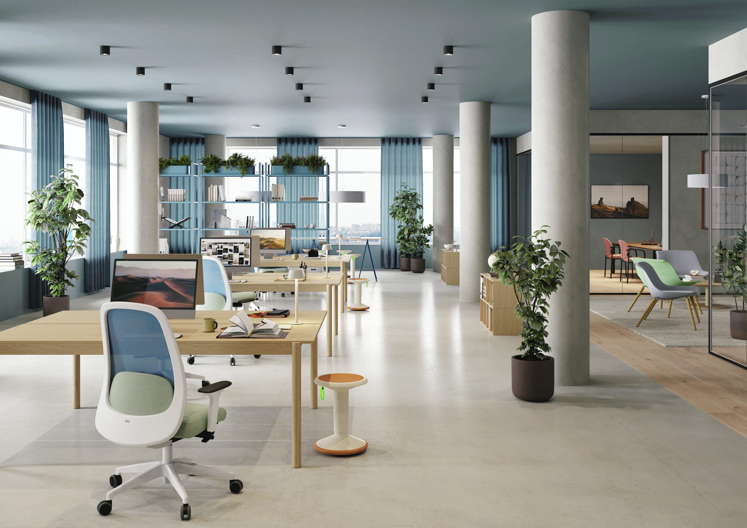 Moderne kantoorinrichting met blauwe bureaustoelen en wiebelkrukken.
