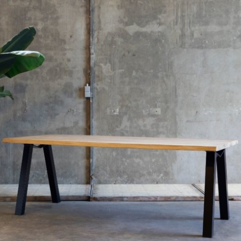 Massief eiken tafel met M poten
