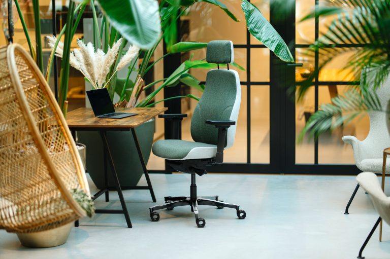 Ergonomische bureaustoel Therapod met groene zitting.