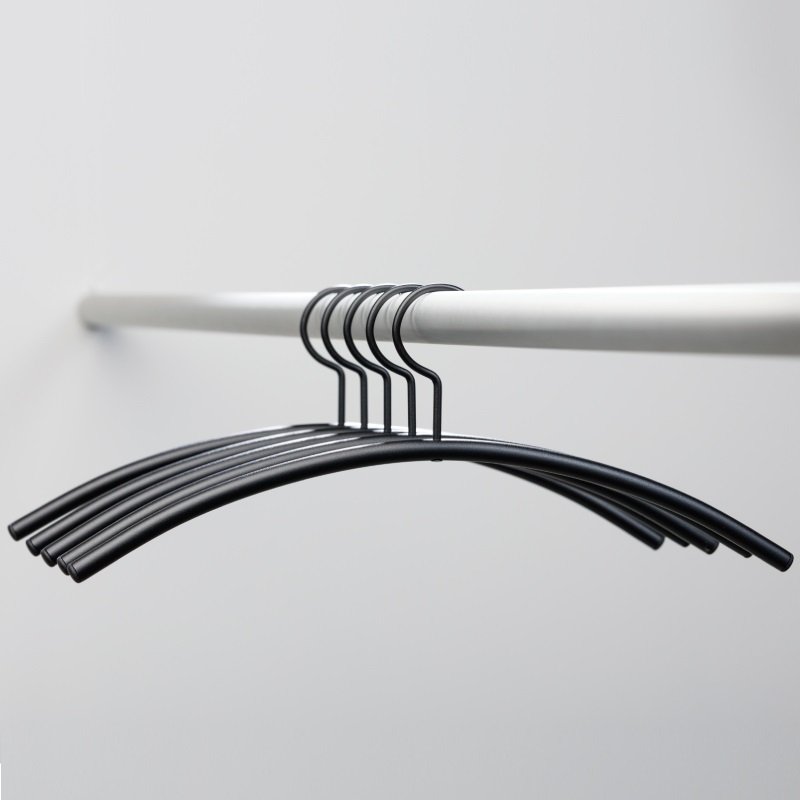 zwarte stalen jassenhanger chrome