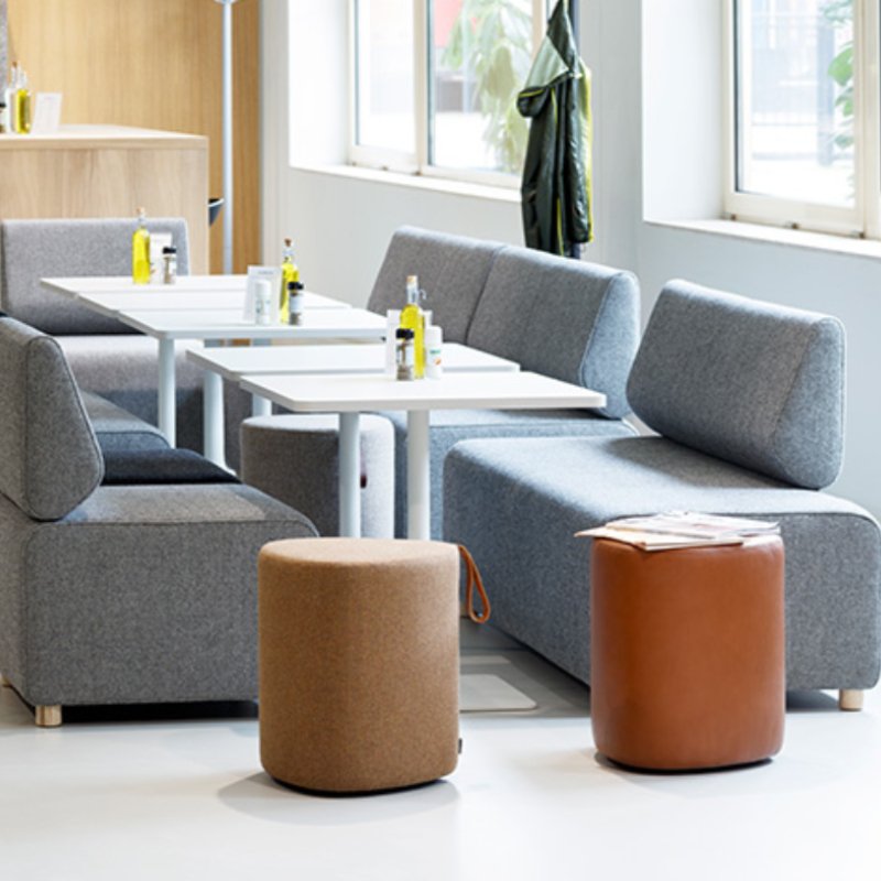 Tafel met poef eronder