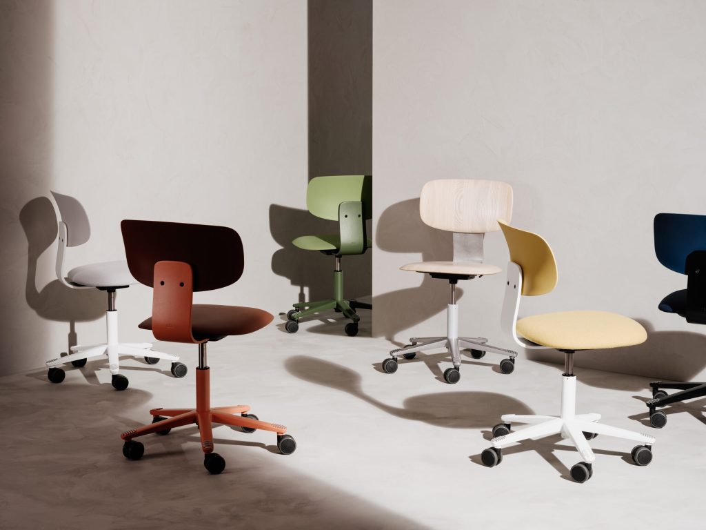 Bureaustoelen in verschillende moderne kleuren.