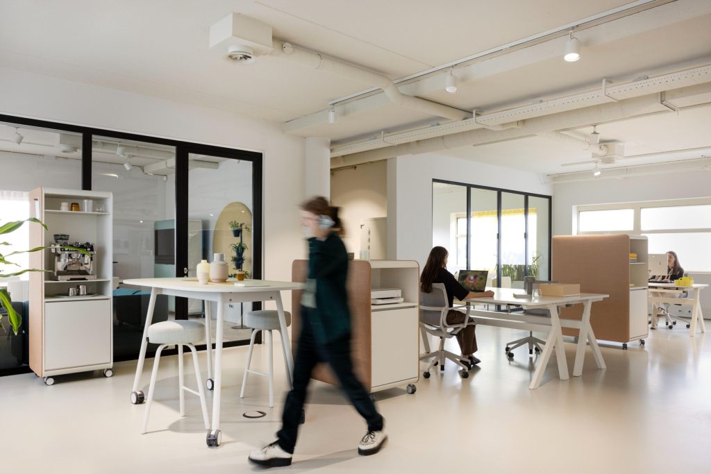Kantoorinrichting met Cascando akoestische pillow space dividers