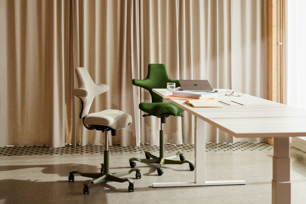 HAG Capsico bureaustoelen groen en beige.