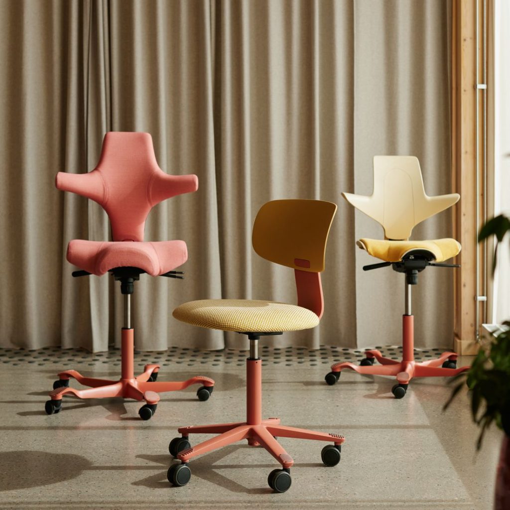 Kleurrijke bureaustoelen Hag Tion en Capisco