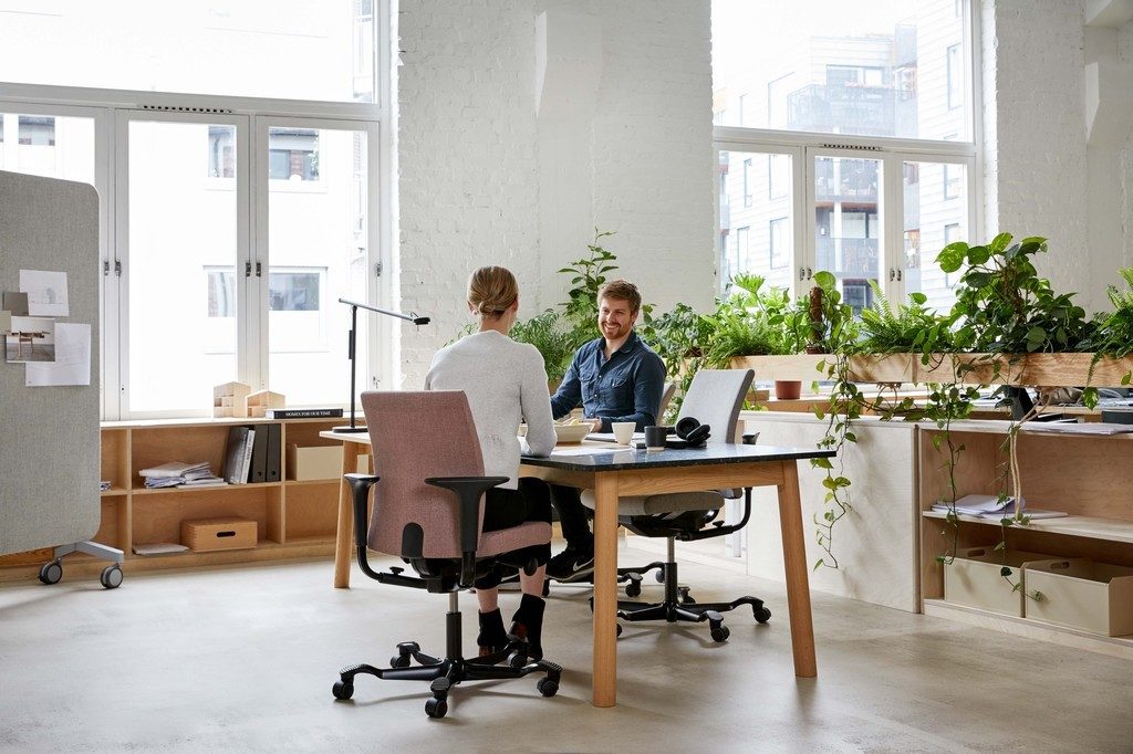 Moderne werkplek met HAG Creed bureaustoelen.