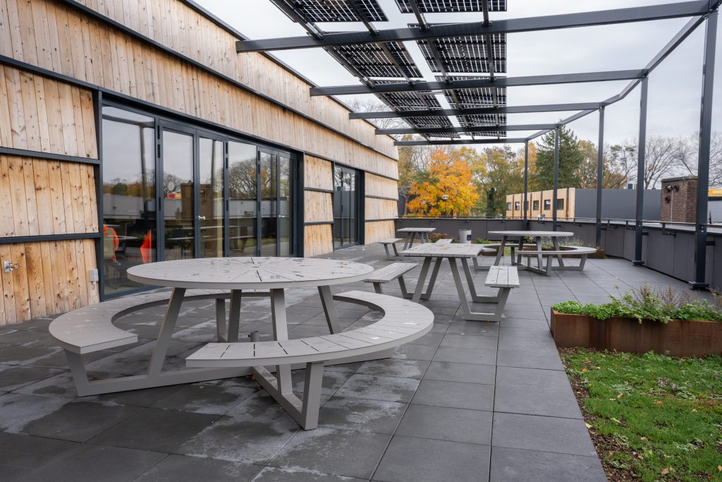 Ronde picknicktafels bij de Gemeente Zeist