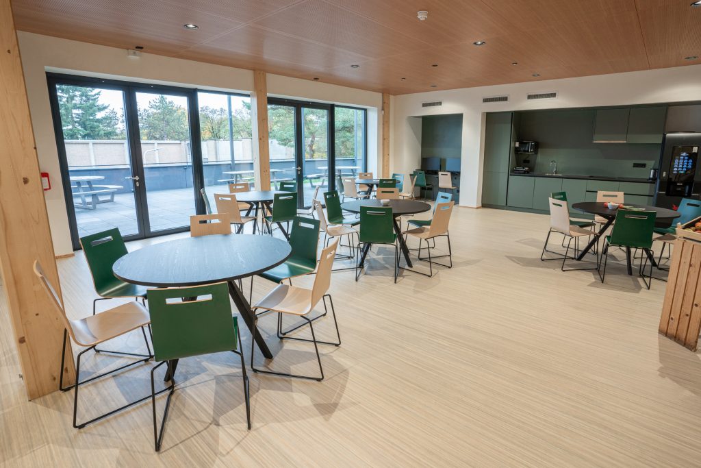 Kantineruimte met groene stoelen bij Gemeente Zeist