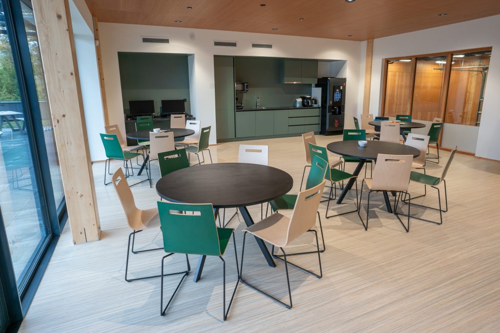 Kantine inrichting met groene stoelen