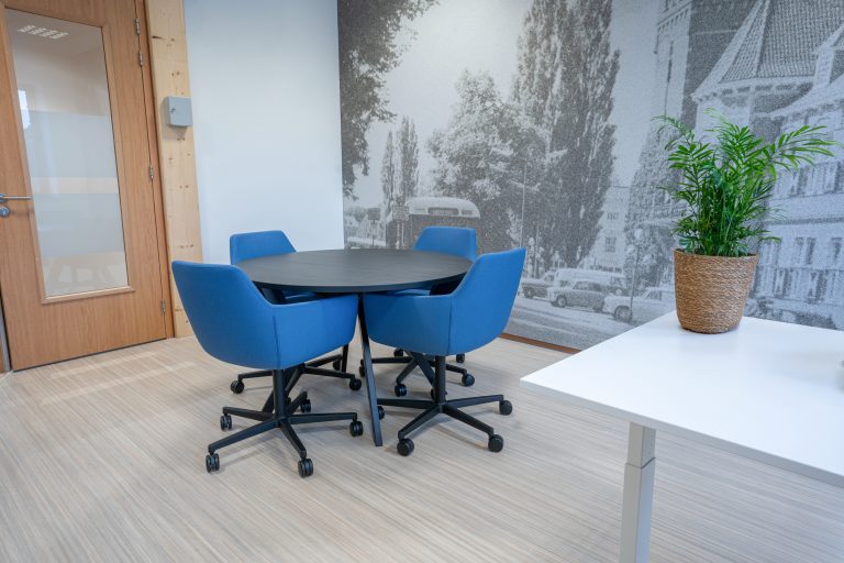 Ronde vergadertafel met blauwe vergaderstoelen bij Gemeente Zeist