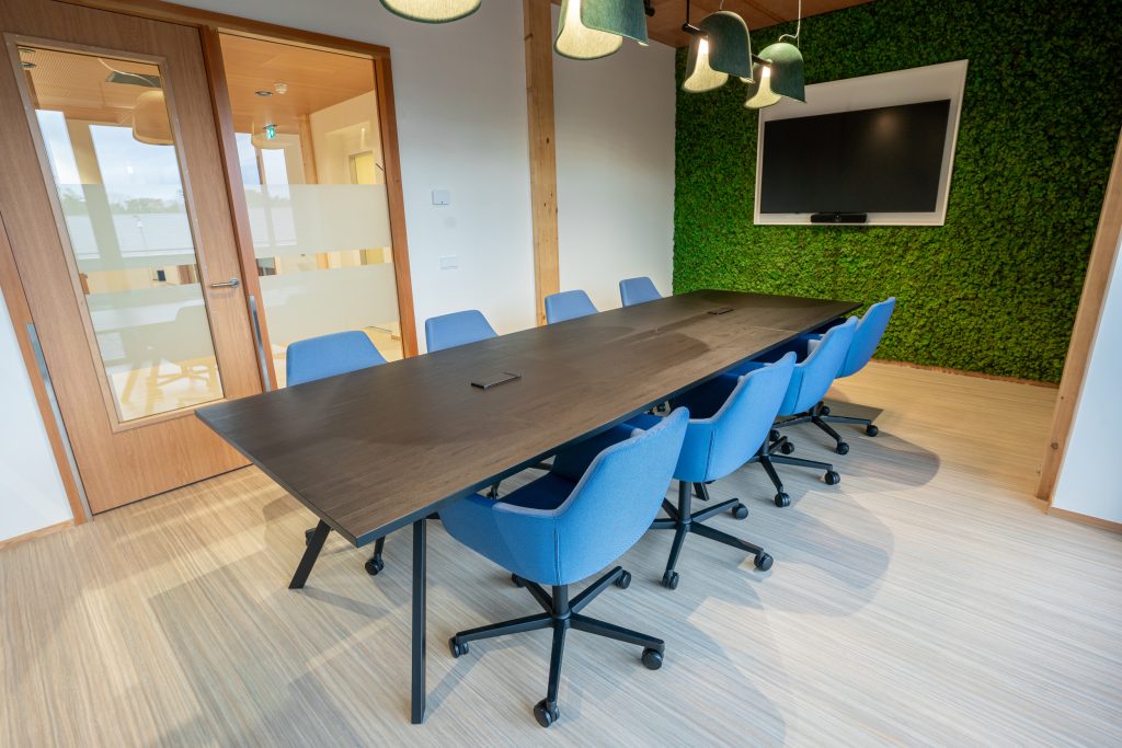 Vergaderruimte met blauwe stoelen Gemeente Zeist