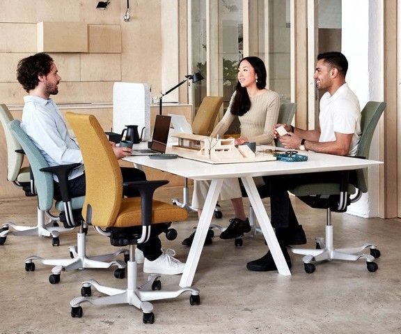 Werkplek met personen op HAG Creed bureaustoelen