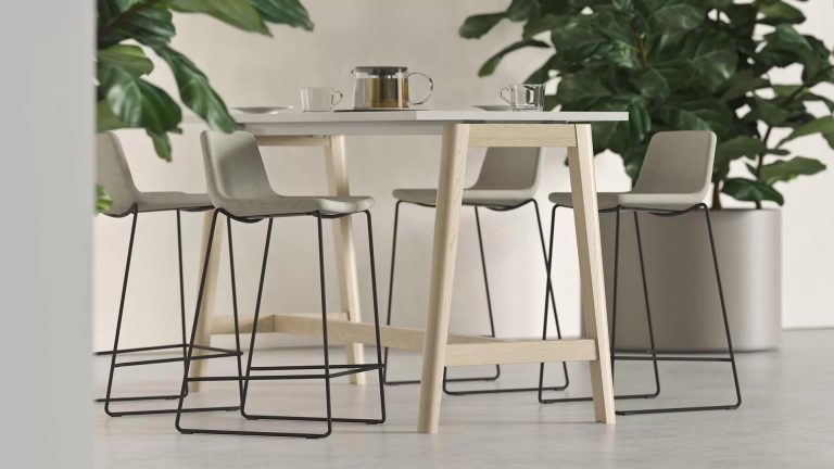 Hoge kantinetafel met barkrukken