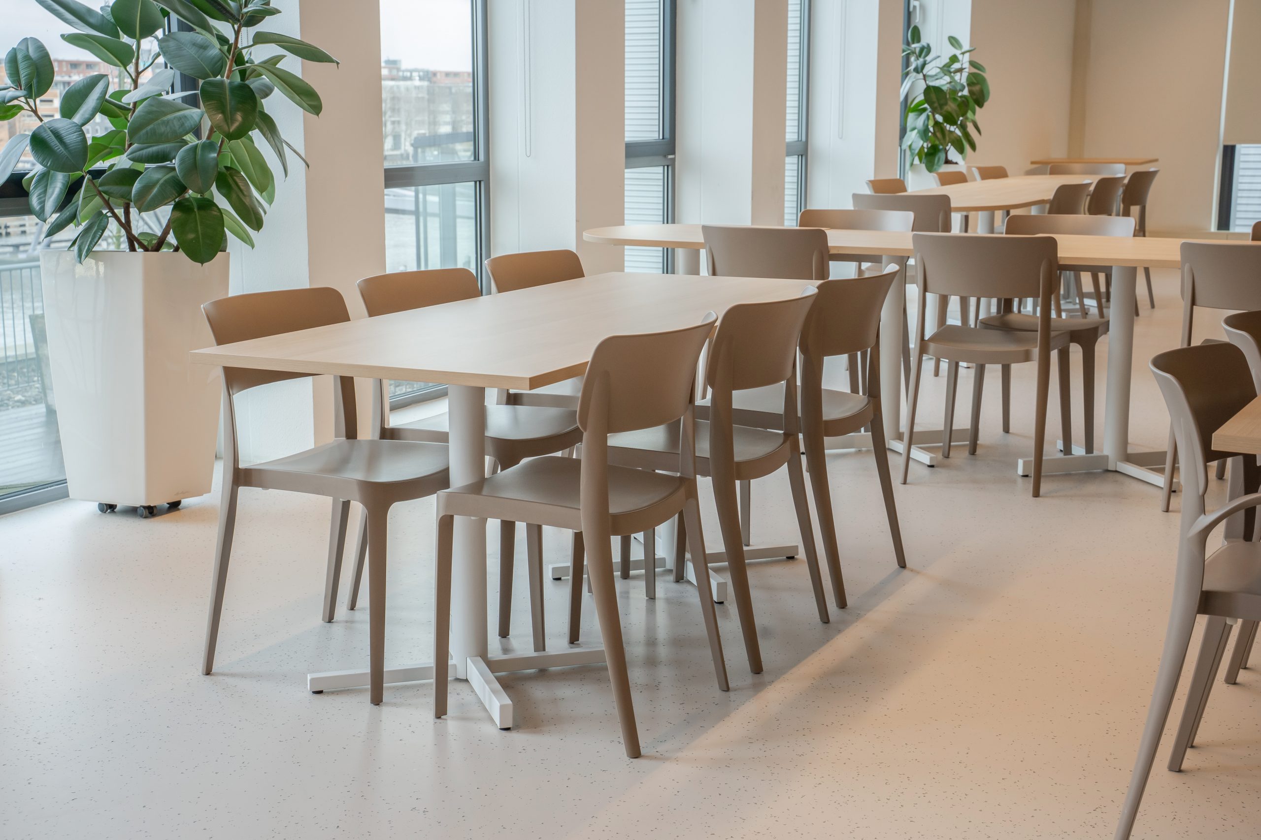 Kantine inrichting met kantinetafels