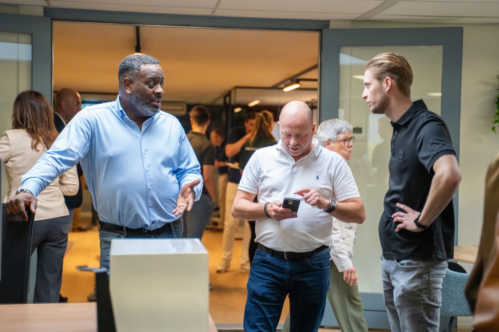 Mensen tijdens MV Kantoor showroom opening