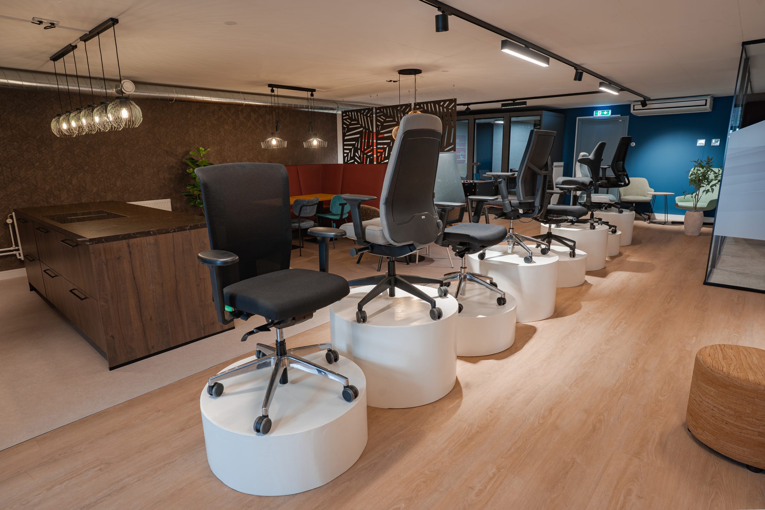MV Kantoor showroom ergonomische bureaustoelen