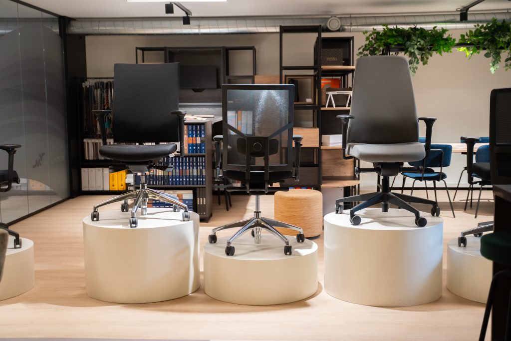 MV Kantoor showroom ergonomische bureaustoelen uitproberen