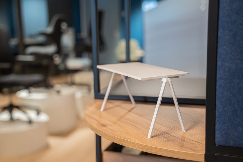 MV Kantoor showroom miniatuur design tafel
