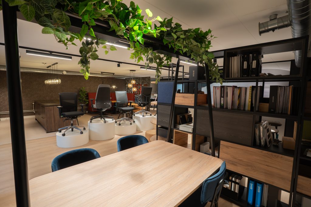 Bezoekers tijdens MV Kantoor showroom kantoorzone