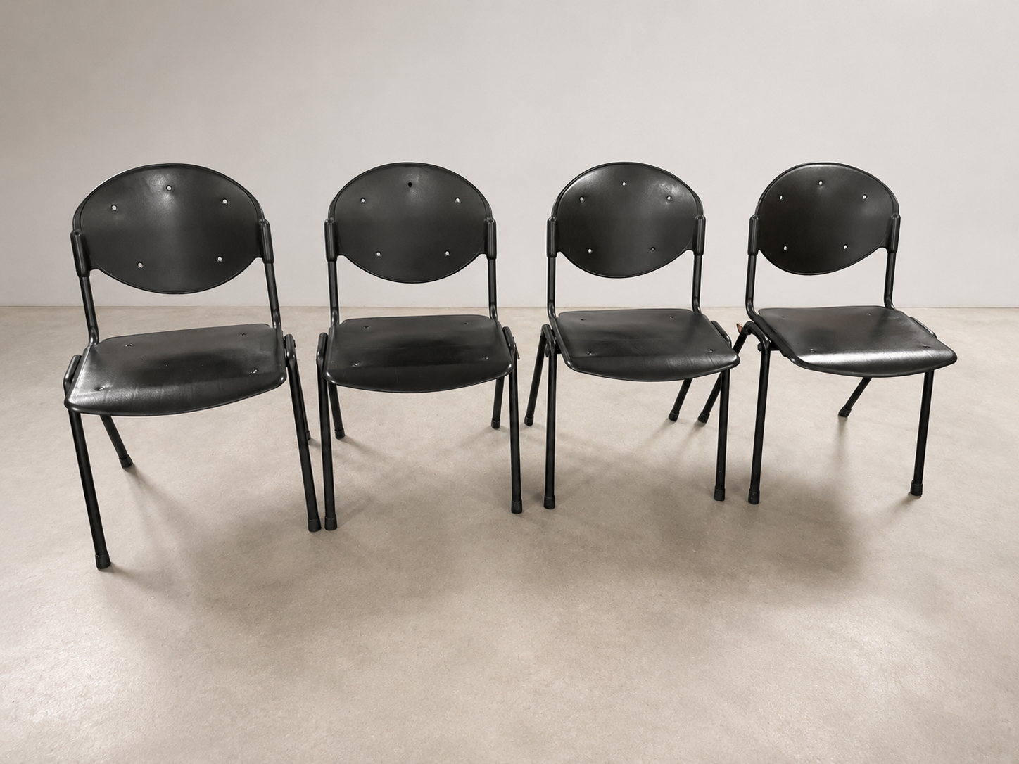 Outlet: 4 Kantinestoelen zwart kunststof met stalen frame