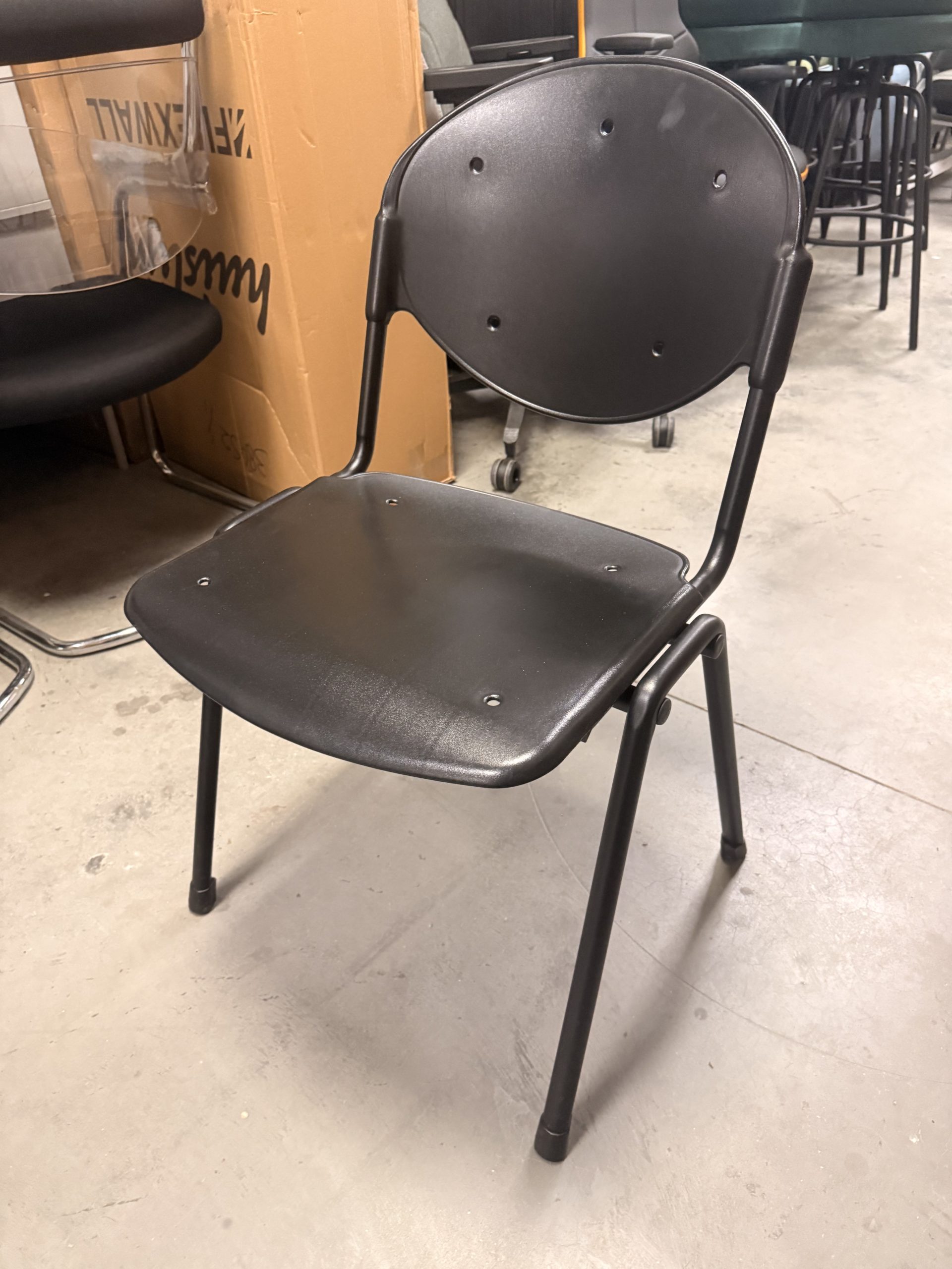 Outlet: 4 Kantinestoelen zwart kunststof met stalen frame - Afbeelding 2