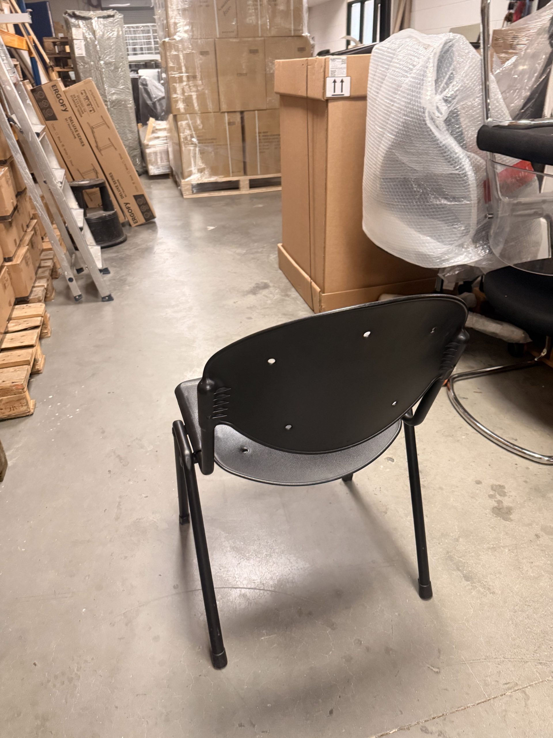 Outlet: 4 Kantinestoelen zwart kunststof met stalen frame - Afbeelding 5