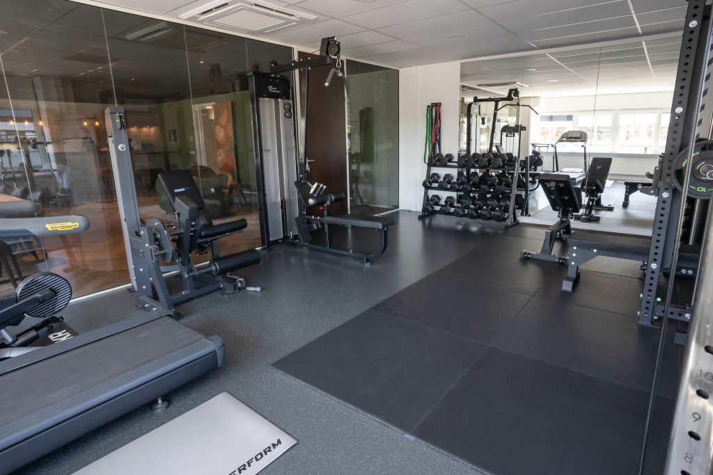 Vloer en spiegelwand Fitnessruimte