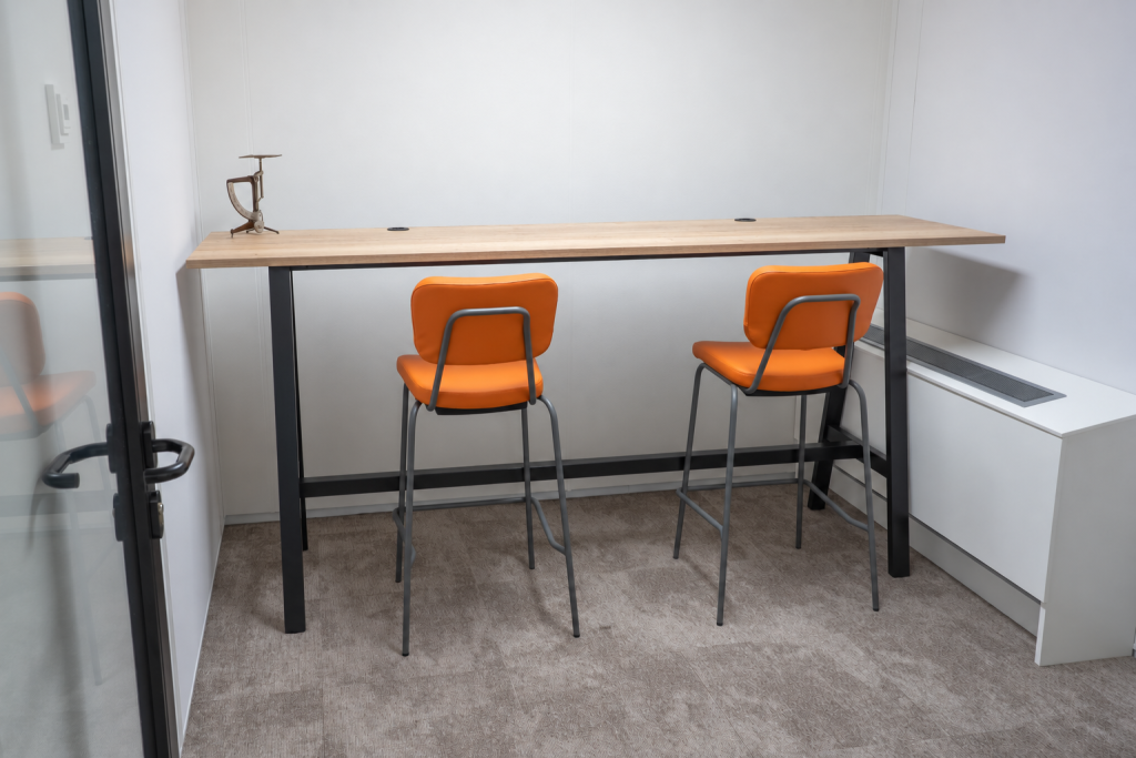concentratieruimte met hoge tafel en krukken CBO Zeist