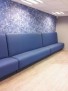 Bank op maat - wandbank blauw - wachtruimte banken - aula meubelen