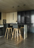 Barkruk Orte Wood achter tafel