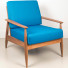 blauw loungestoel met houten frame