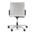 Witte stoel op wielen