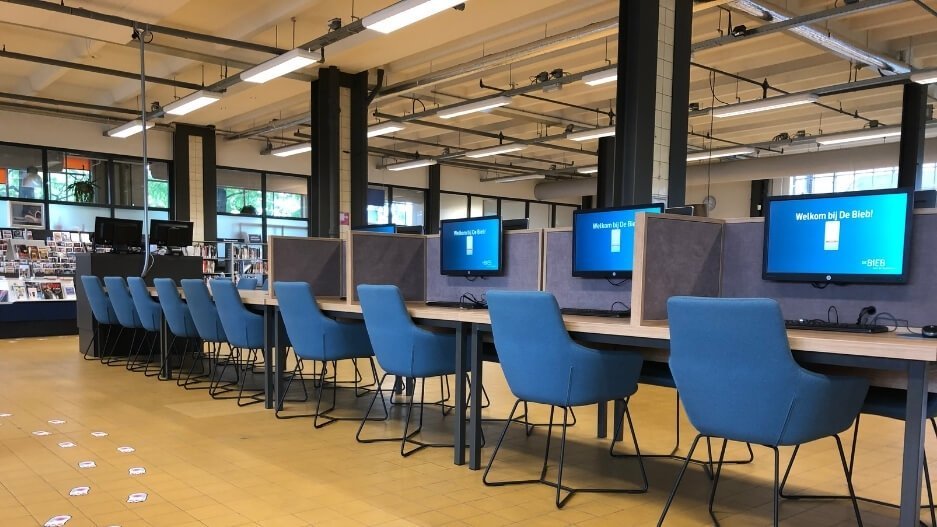 Computerplekken met blauwe stoelen