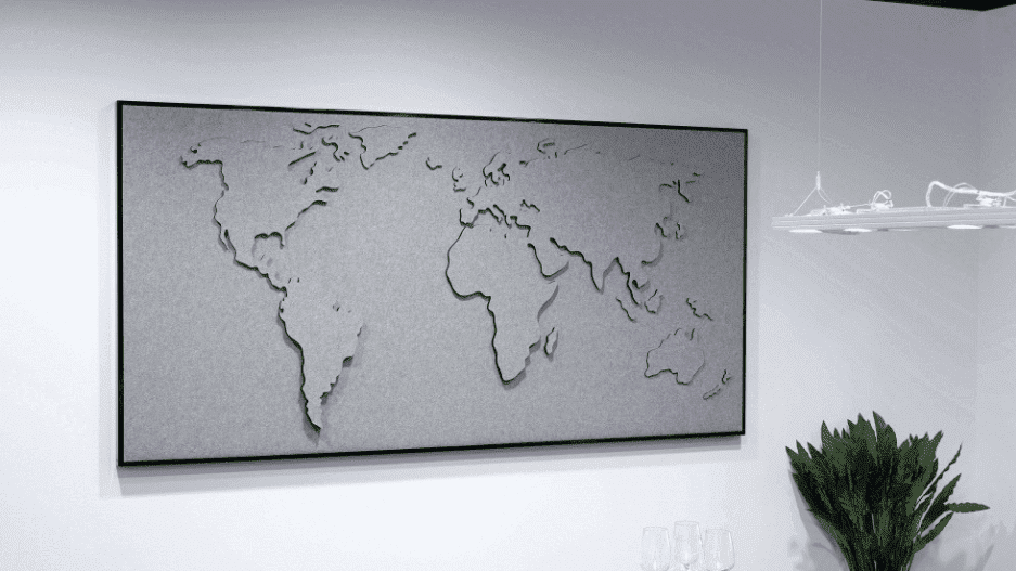Grote wereldkaart aan muur Grote wereldkaart aan muur