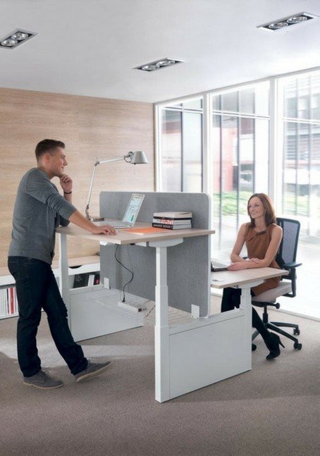 Ergonomische werkplek zit sta bureau